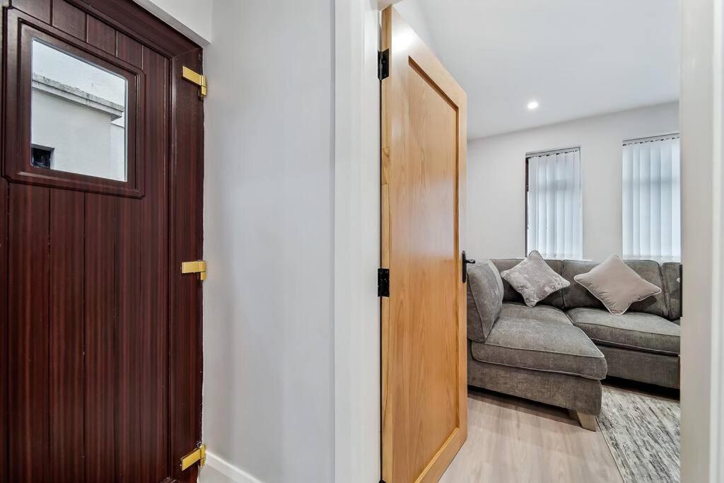 Ardoyne Lodge 'Sleeping 4 Guests' Belfast Bagian luar foto