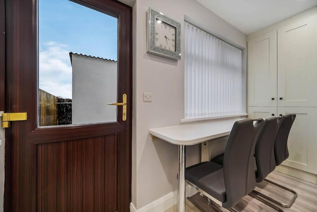 Ardoyne Lodge 'Sleeping 4 Guests' Belfast Bagian luar foto